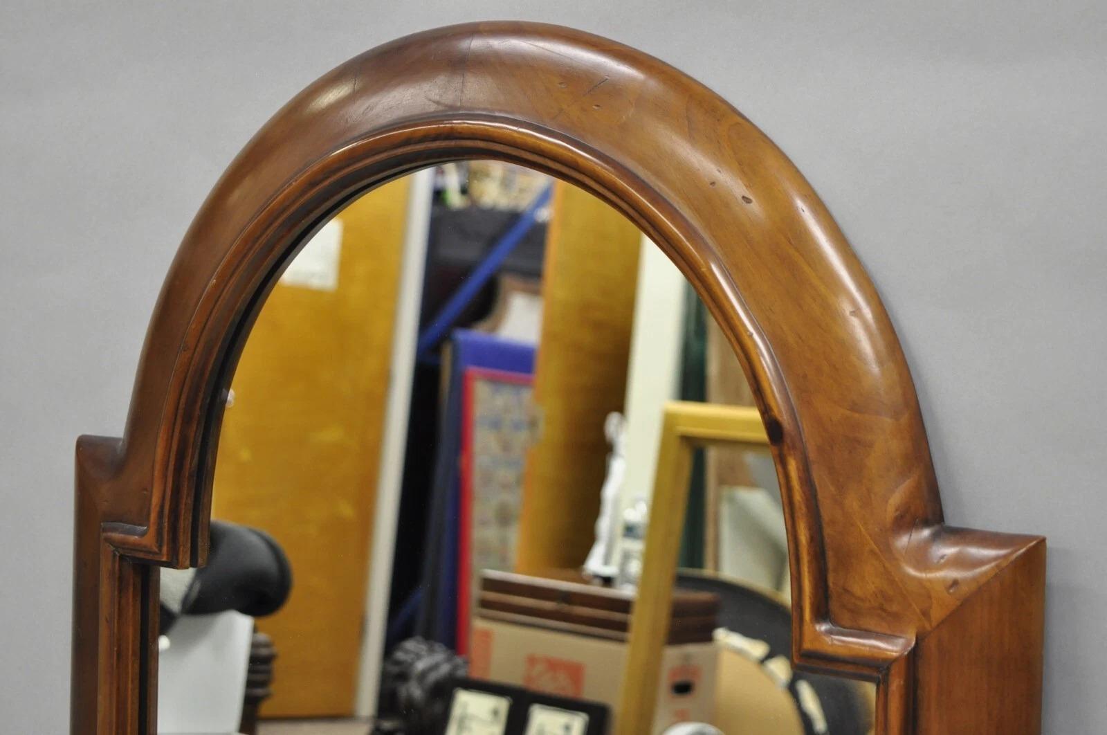 Verre Miroir mural à arc sculpté en bois de pin massif, style campagne française vintage en vente