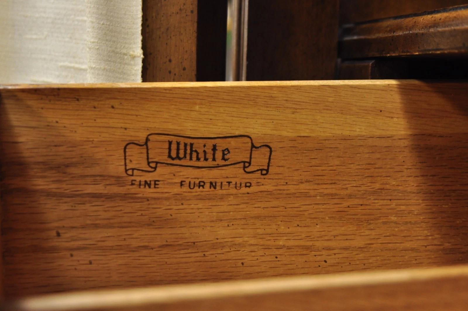 Vintage Französischer Landhausstil Großer Nussbaum Kleiderschrank Kommode Kleiderschrank von White Furn. im Angebot 4