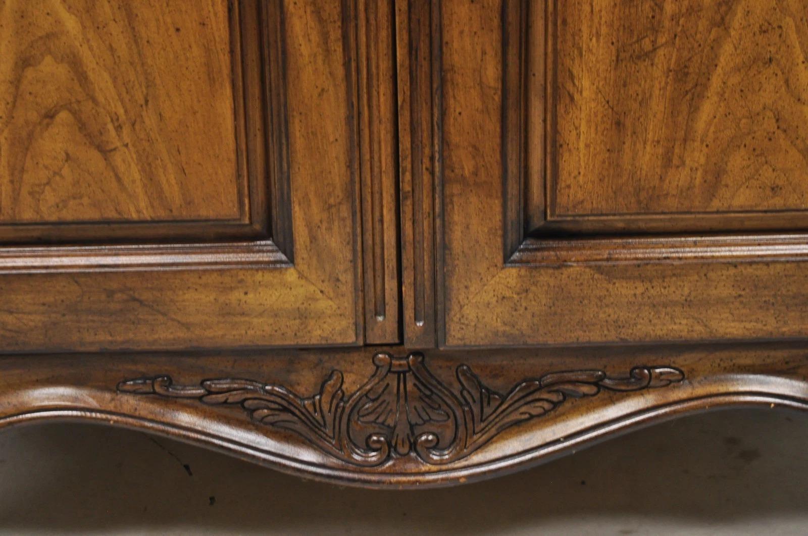 Vintage Französischer Landhausstil Großer Nussbaum Kleiderschrank Kommode Kleiderschrank von White Furn. im Angebot 5