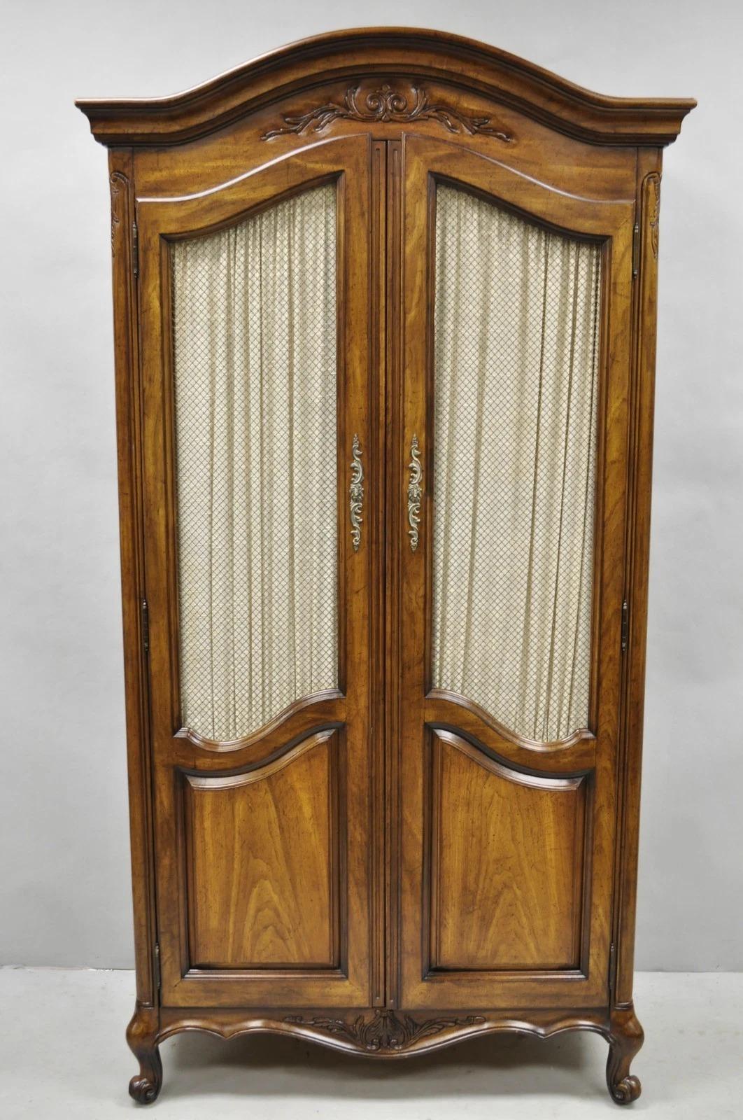 Vintage Französischer Landhausstil Großer Nussbaum Kleiderschrank Kommode Kleiderschrank von White Furn. im Angebot 6