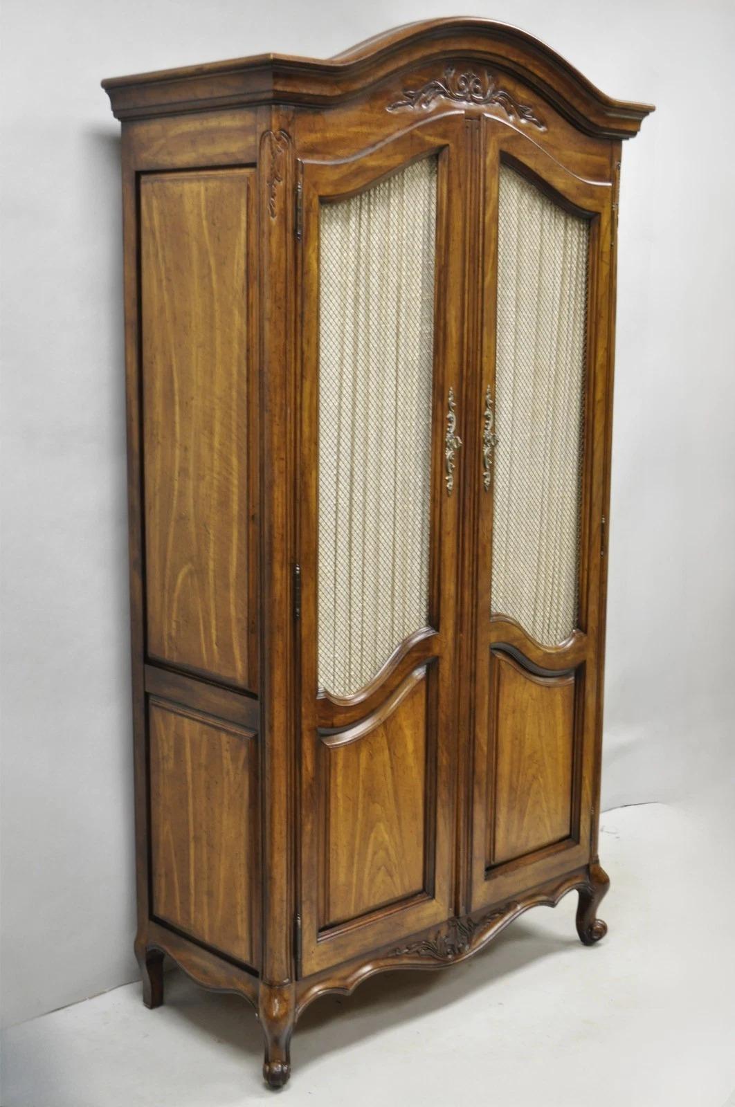 Bitte teilen Sie uns Ihre Postleitzahl mit, um ein günstigeres Angebot für den Versand innerhalb der USA anzufordern.

Vintage Französisch Landhausstil groß Nussbaum Armoire Dresser Kleiderschrank mit Fitted Interior von White Furniture Co. Circa