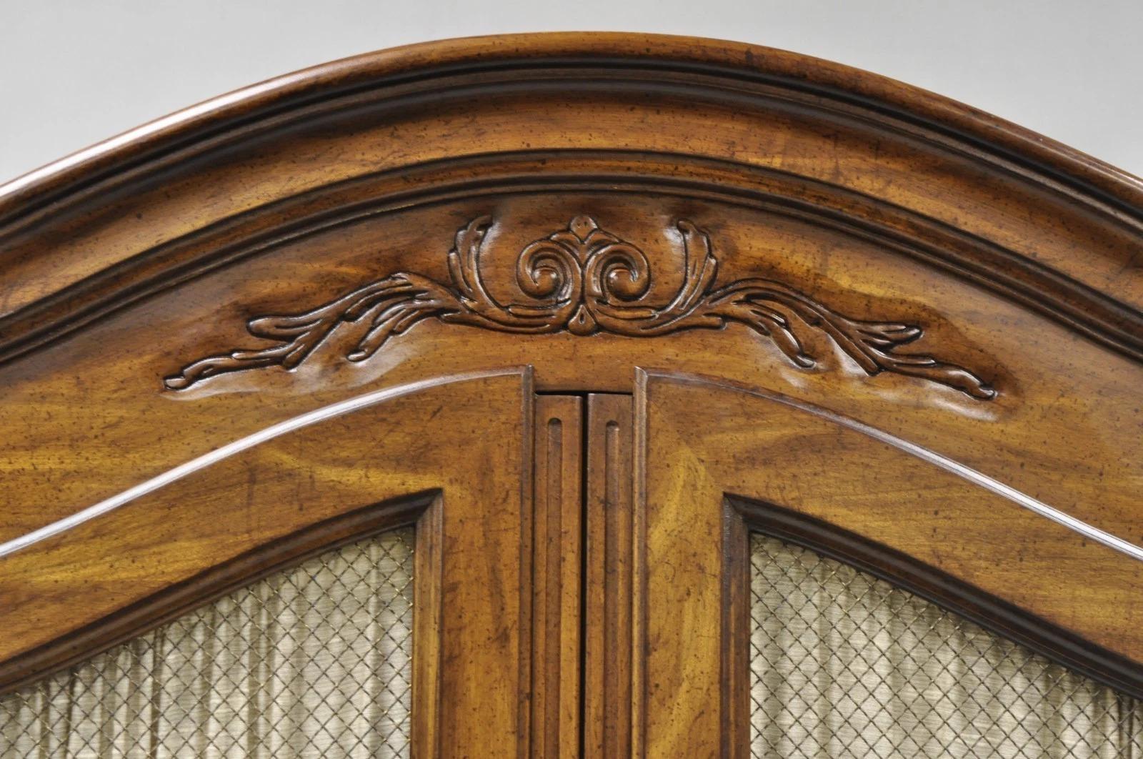 Vintage Französischer Landhausstil Großer Nussbaum Kleiderschrank Kommode Kleiderschrank von White Furn. im Zustand „Gut“ im Angebot in Philadelphia, PA