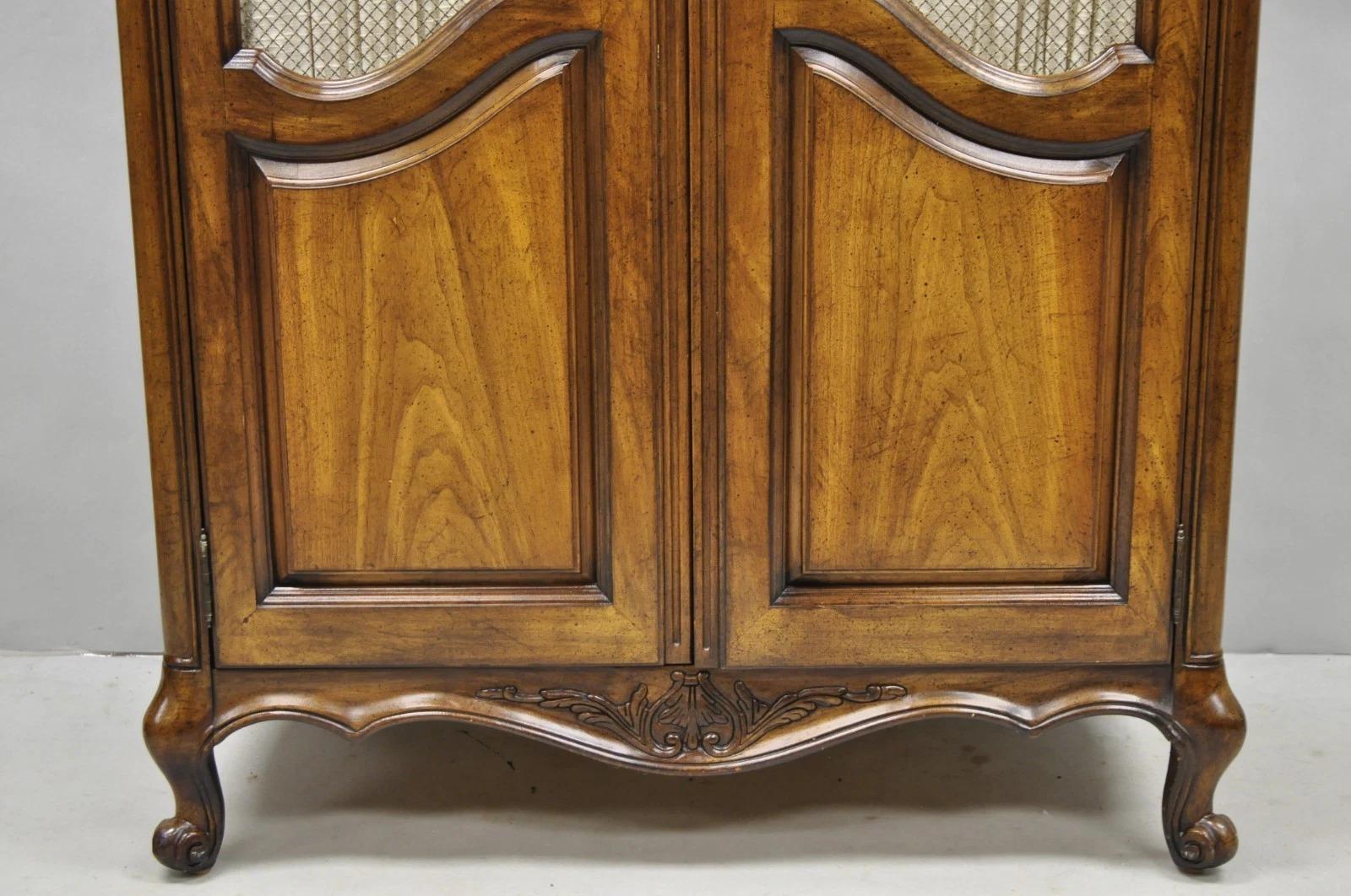 Vintage Französischer Landhausstil Großer Nussbaum Kleiderschrank Kommode Kleiderschrank von White Furn. (20. Jahrhundert) im Angebot