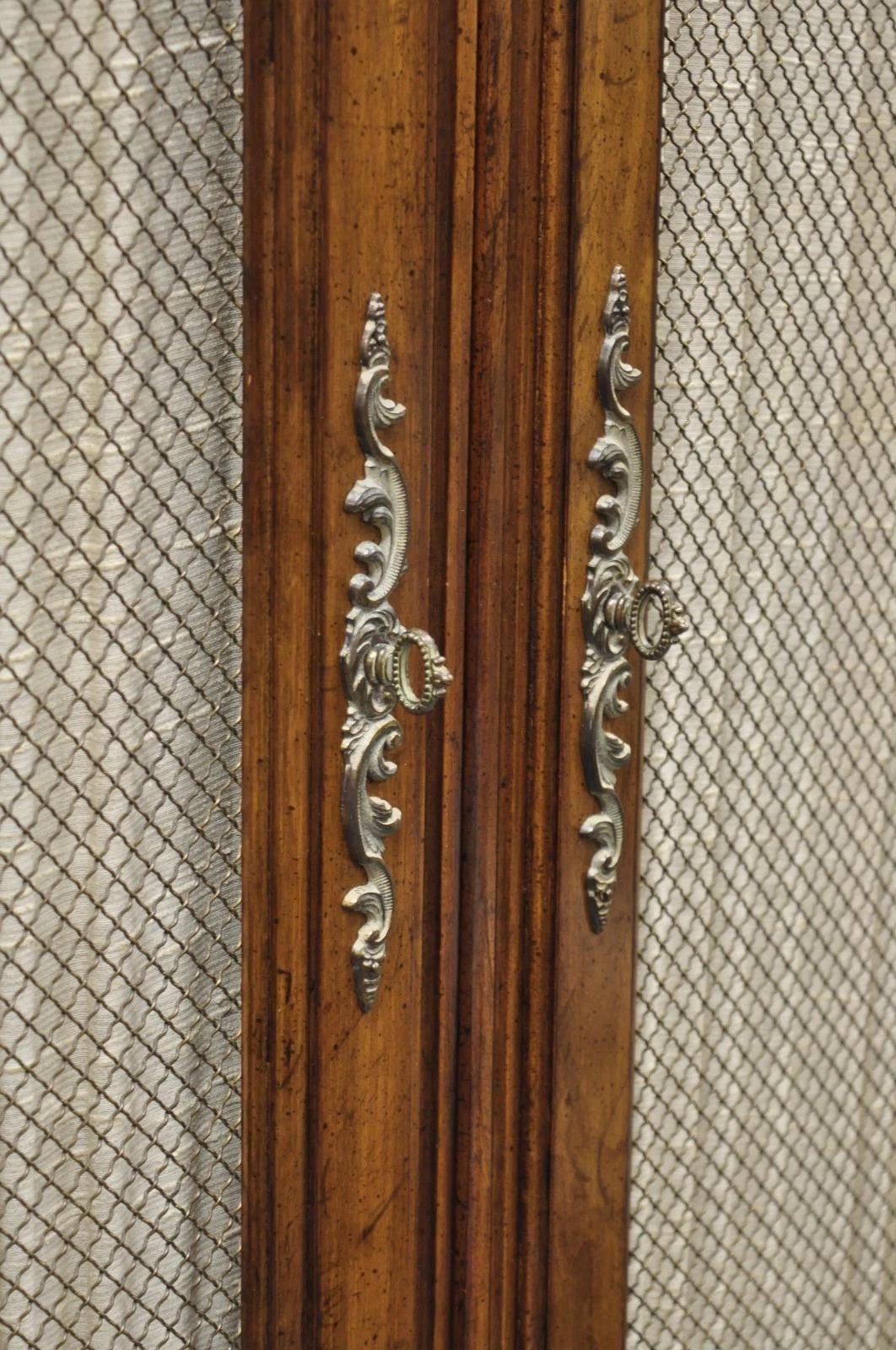 Vintage Französischer Landhausstil Großer Nussbaum Kleiderschrank Kommode Kleiderschrank von White Furn. (Obstholz) im Angebot