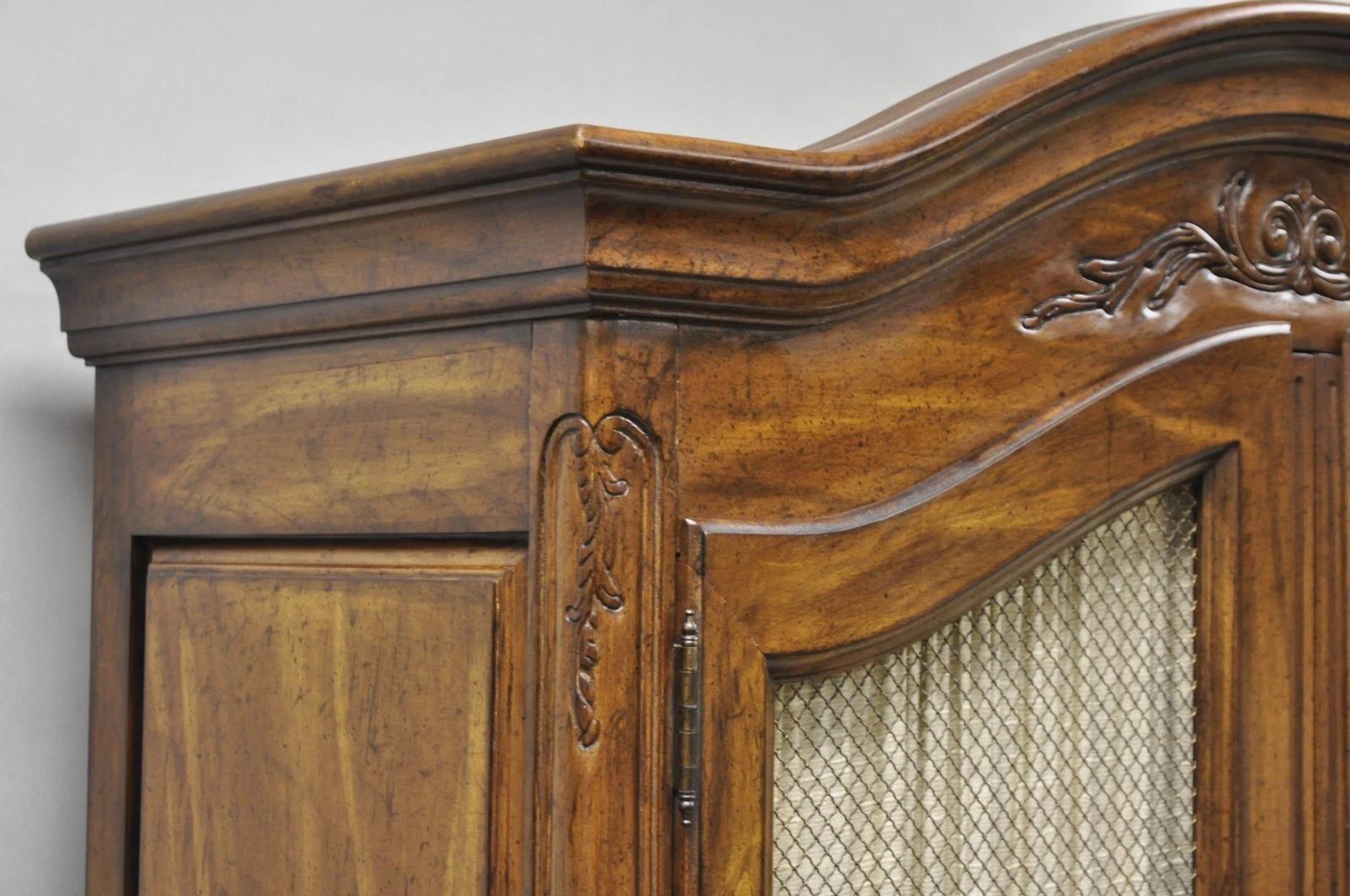 Vintage Französischer Landhausstil Großer Nussbaum Kleiderschrank Kommode Kleiderschrank von White Furn. im Angebot 1