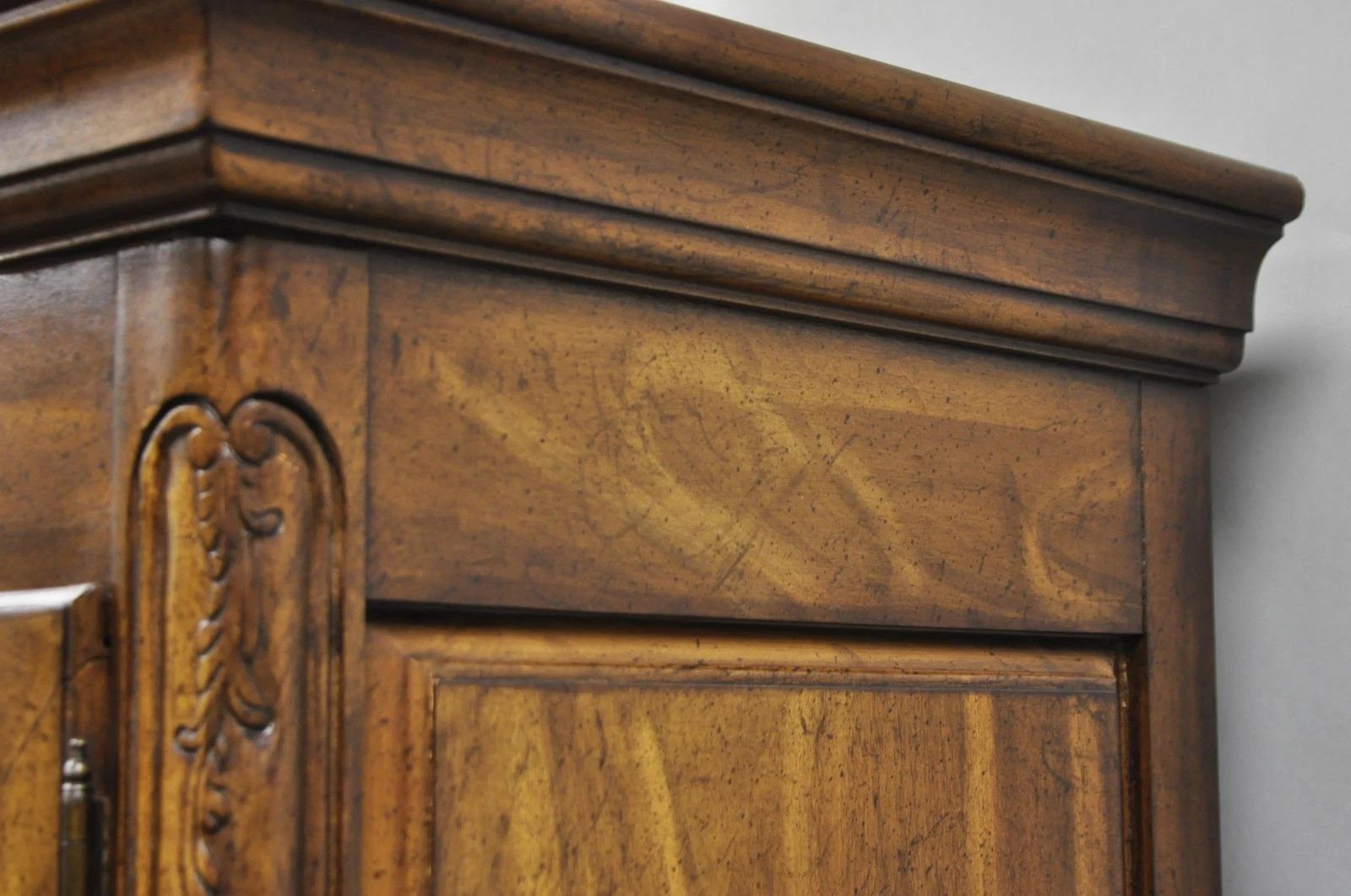 Vintage Französischer Landhausstil Großer Nussbaum Kleiderschrank Kommode Kleiderschrank von White Furn. im Angebot 2