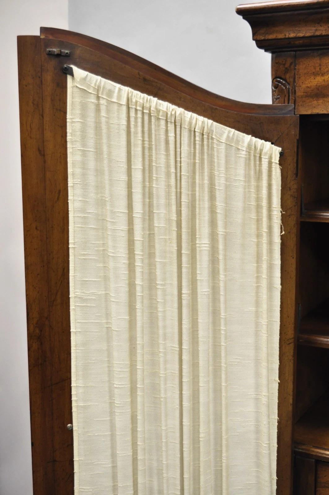 Vintage Französischer Landhausstil Großer Nussbaum Kleiderschrank Kommode Kleiderschrank von White Furn. im Angebot 3