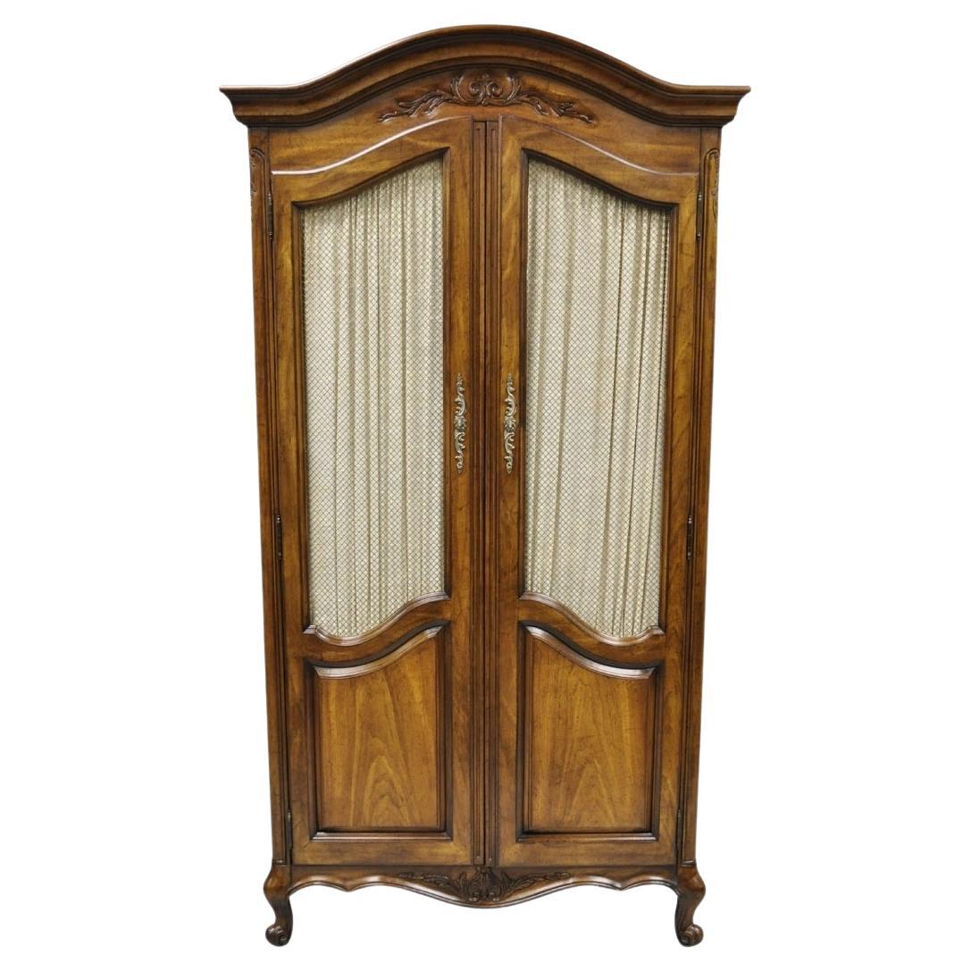 Vintage Französischer Landhausstil Großer Nussbaum Kleiderschrank Kommode Kleiderschrank von White Furn. im Angebot