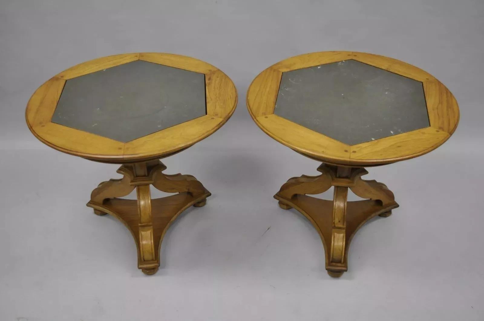 Vintage Französisch Landhausstil Walnuss Schiefer Top Sockel Basis Low End Tables - ein Paar. Circa Mitte des 20. Jahrhunderts. Abmessungen: 22