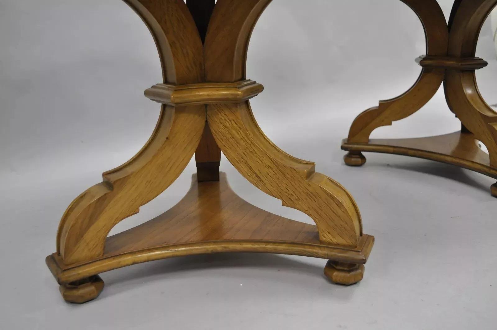 Vintage Französisch Landhausstil Nussbaum Schiefer Top Pedestal Basis End Tische - ein Paar (20. Jahrhundert) im Angebot
