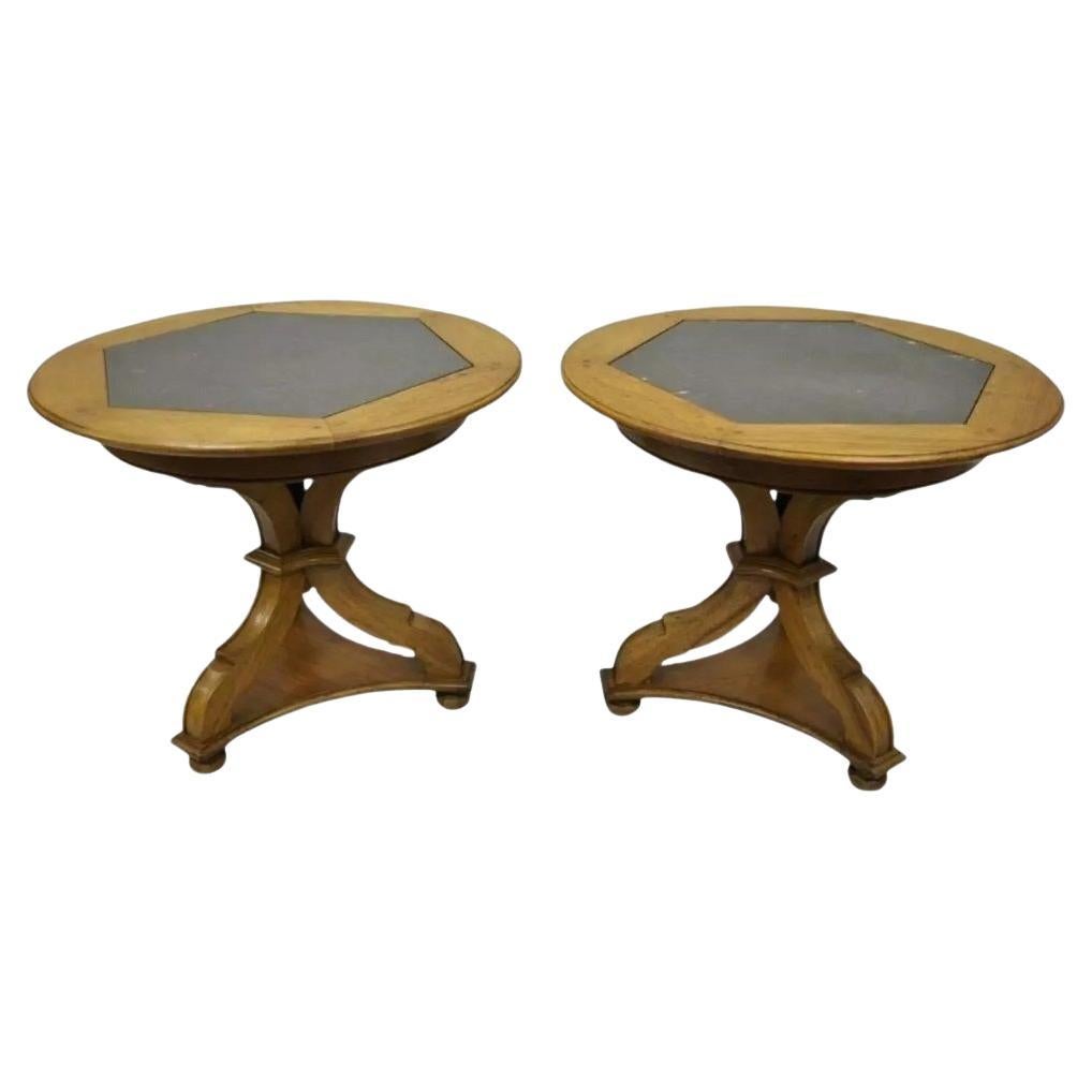 Vintage Französisch Landhausstil Nussbaum Schiefer Top Pedestal Basis End Tische - ein Paar im Angebot