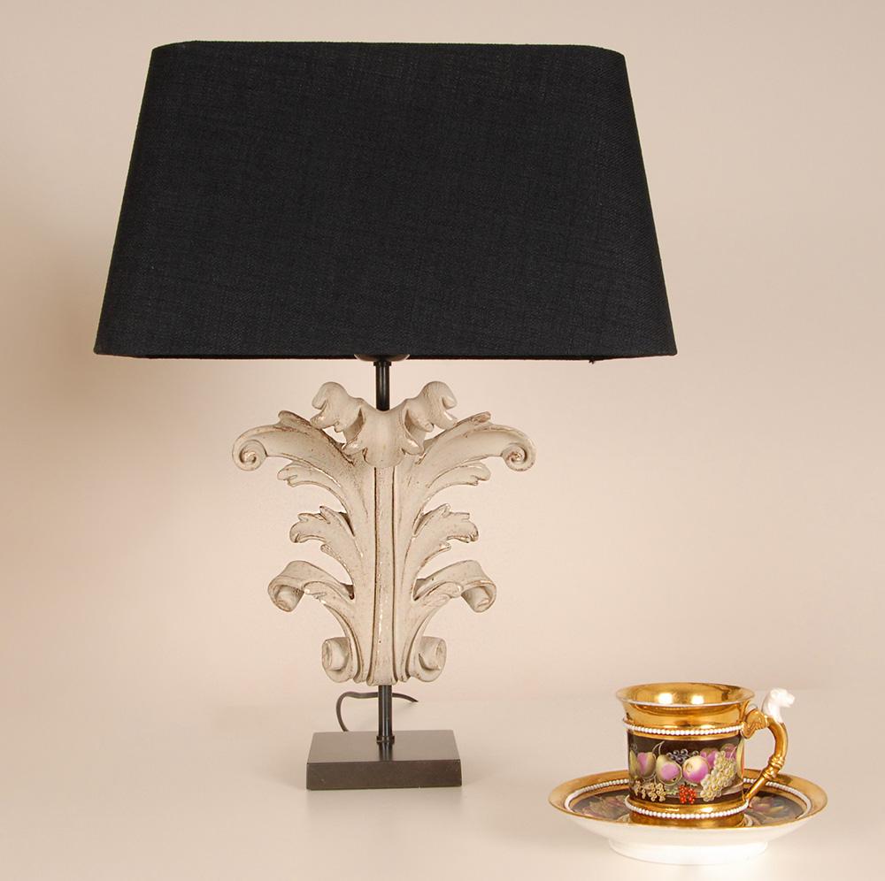 Lampade da tavolo piccole molto decorative, lampade da letto - una coppia
Stile: Campagna, fattoria, barocco, moderno
Design: Nello stile di Henredon, Stiffel
Realizzato con una grande foglia d'acanto scolpita in legno a scorrimento.
Verniciato con