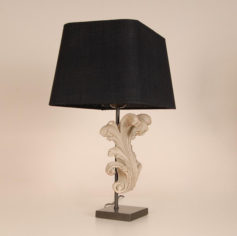 Francese Lampade da tavolo vintage French Country Taupe in legno intagliato barocco con foglie d'acanto Coppia in vendita