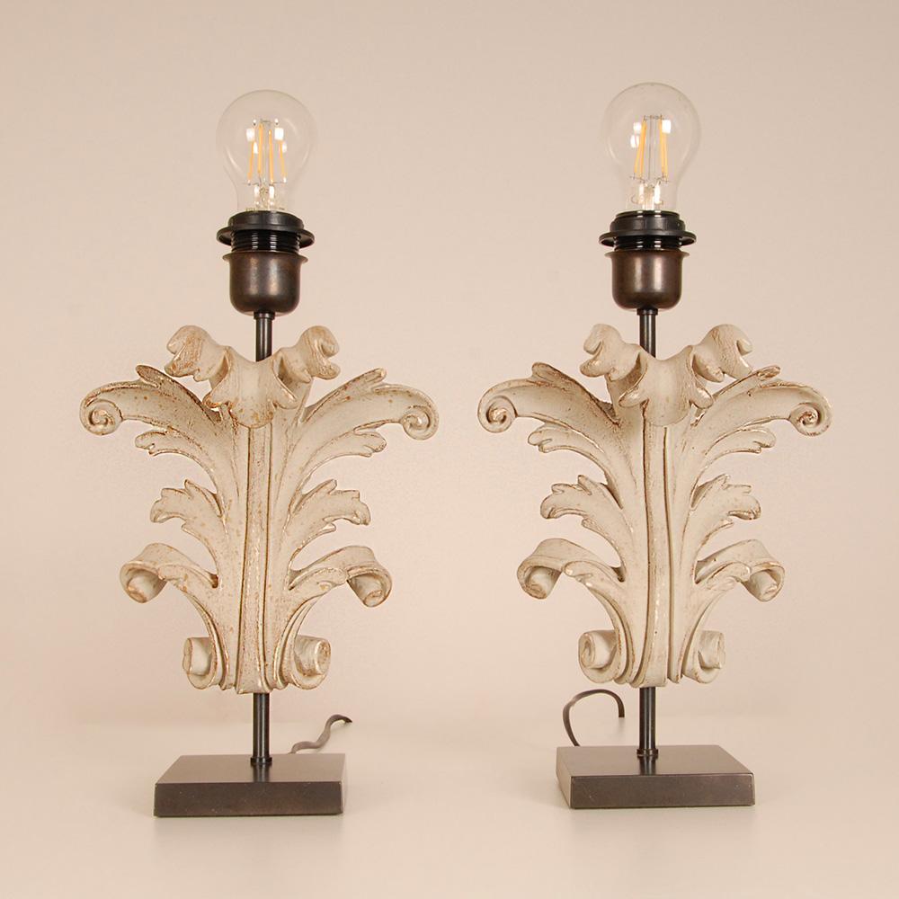 Fatto a mano Lampade da tavolo vintage French Country Taupe in legno intagliato barocco con foglie d'acanto Coppia in vendita