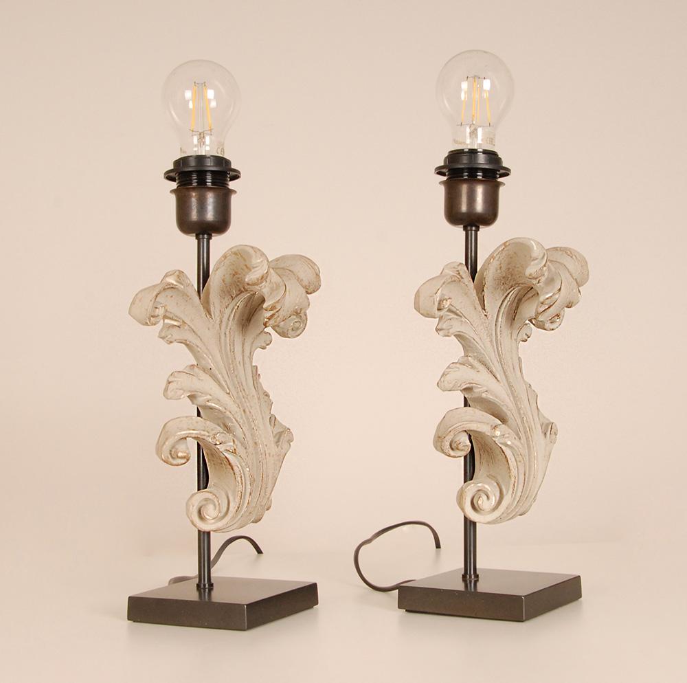 Lampade da tavolo vintage French Country Taupe in legno intagliato barocco con foglie d'acanto Coppia In condizioni buone in vendita a Wommelgem, VAN