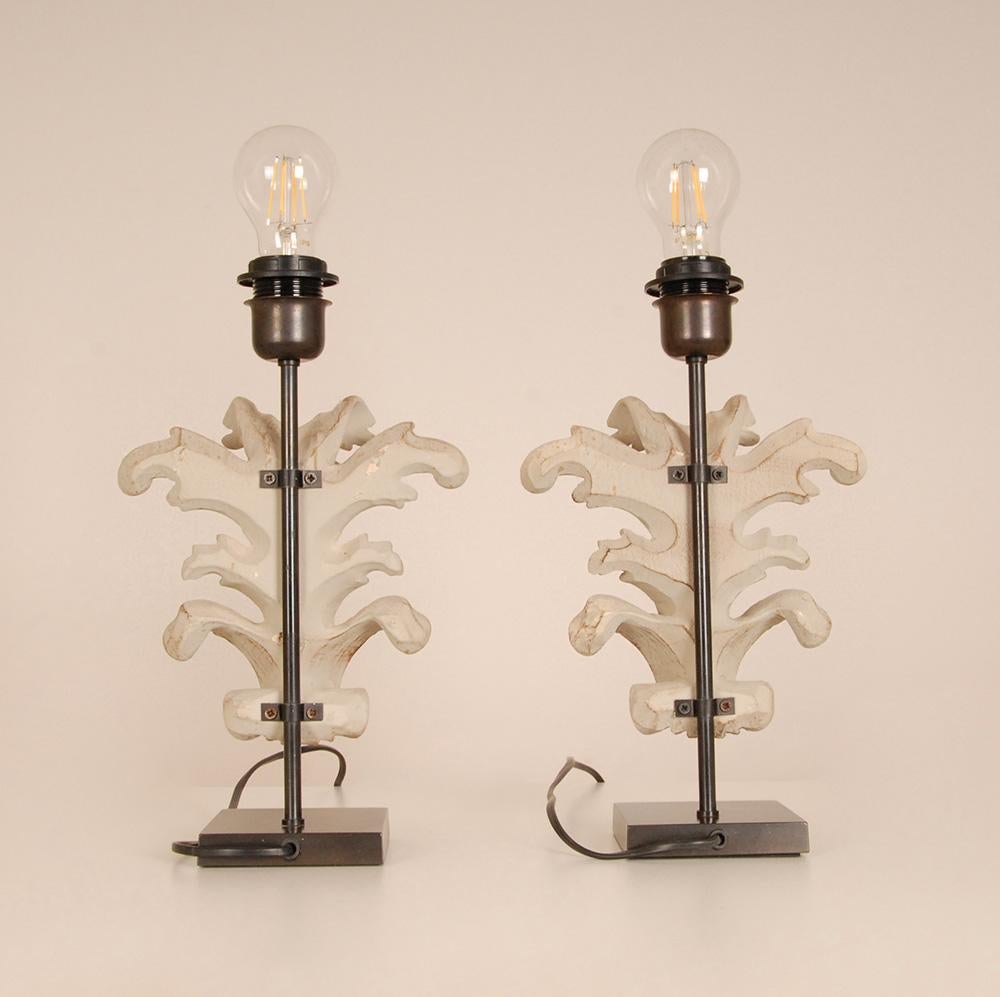 XX secolo Lampade da tavolo vintage French Country Taupe in legno intagliato barocco con foglie d'acanto Coppia in vendita