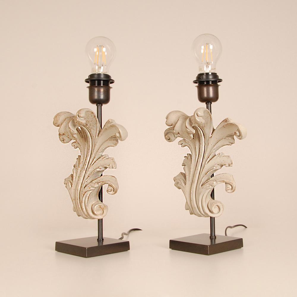 Metallo Lampade da tavolo vintage French Country Taupe in legno intagliato barocco con foglie d'acanto Coppia in vendita