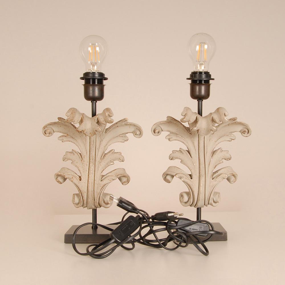 Lampade da tavolo vintage French Country Taupe in legno intagliato barocco con foglie d'acanto Coppia in vendita 1