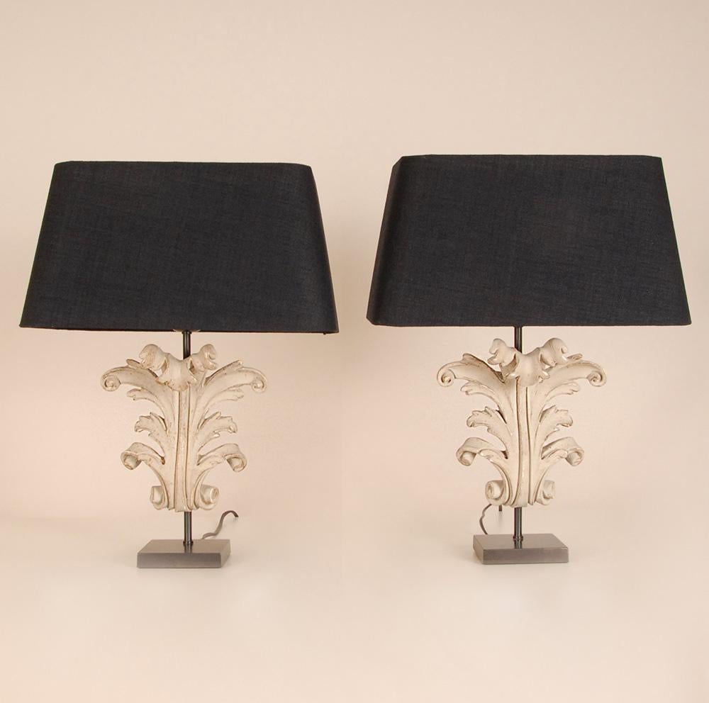 Lampade da tavolo vintage French Country Taupe in legno intagliato barocco con foglie d'acanto Coppia in vendita 2