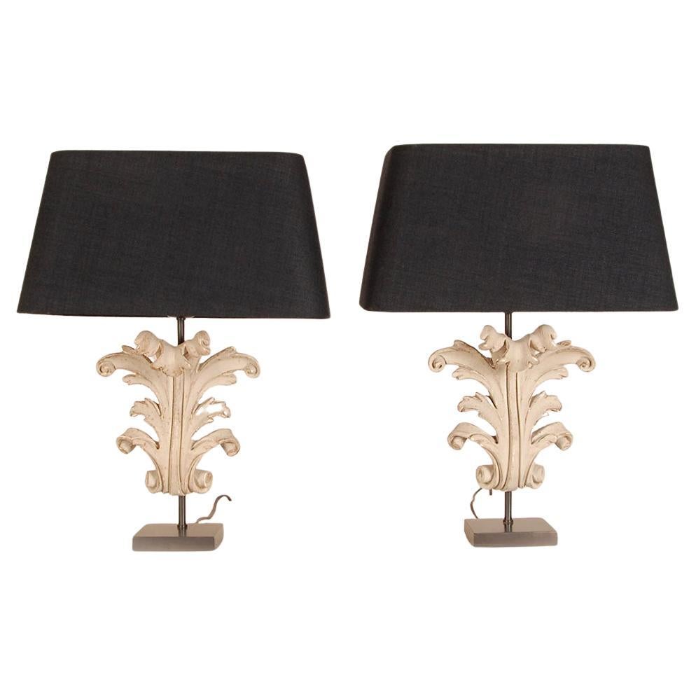 Lampade da tavolo vintage French Country Taupe in legno intagliato barocco con foglie d'acanto Coppia in vendita