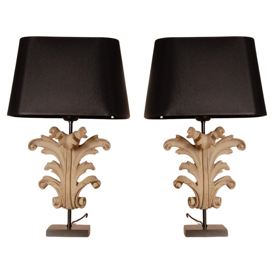 Lampade da tavolo vintage French Country Taupe in legno intagliato barocco con foglie d'acanto Coppia