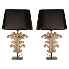 Lampade da tavolo vintage French Country Taupe in legno intagliato barocco con foglie d'acanto Coppia