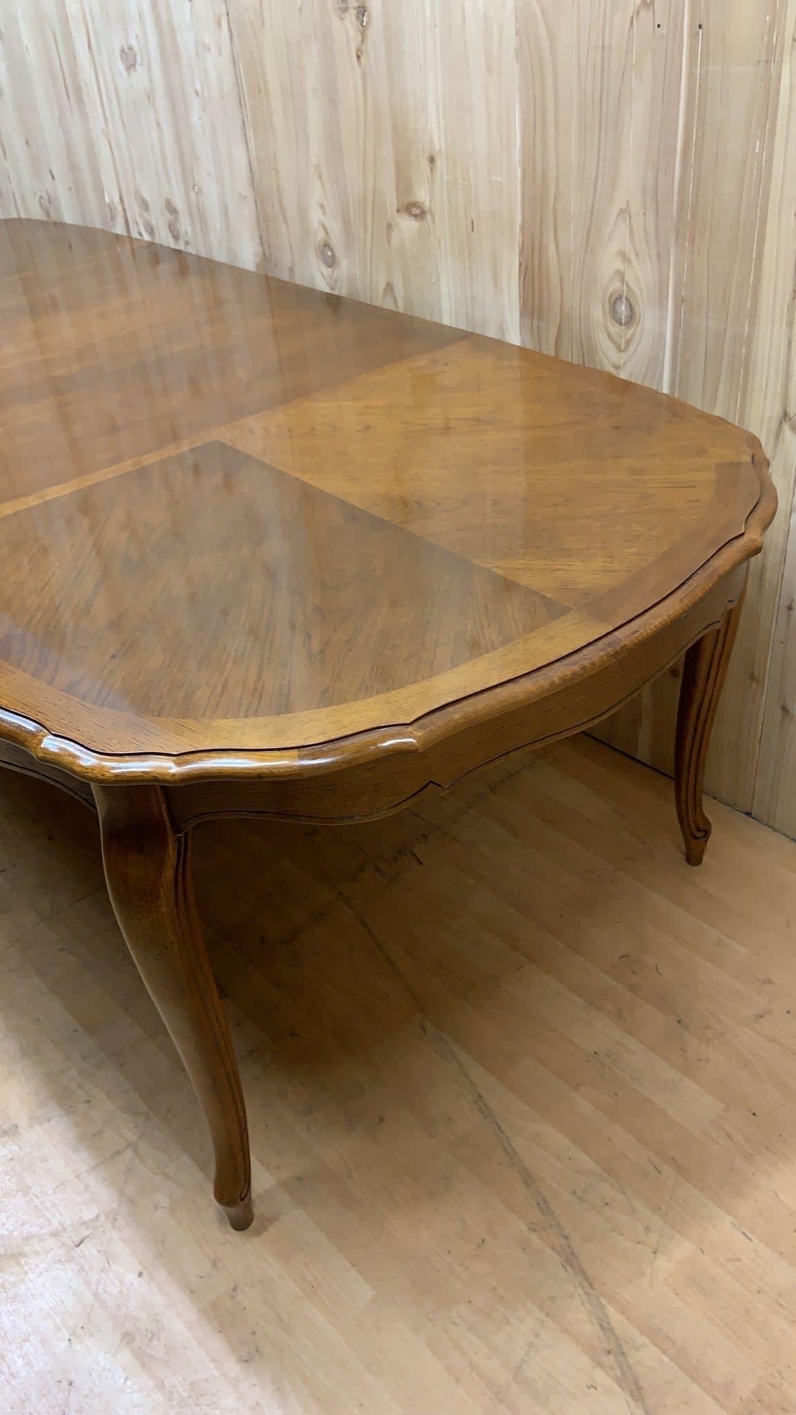Vintage French Country Thomasville Expandable Dining Table In Good Condition In Chicago, IL