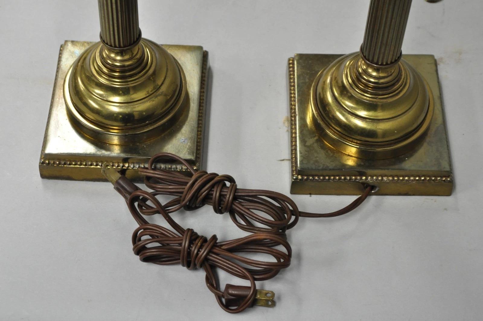 Lampada da tavolo a colonna in ottone con paralume in metallo, vintage French Country Tole, coppia di lampade a candelabro in vendita 4