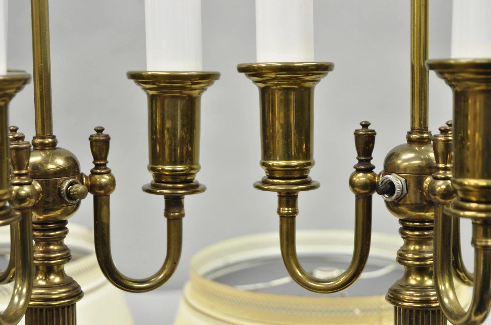 Lampada da tavolo a colonna in ottone con paralume in metallo, vintage French Country Tole, coppia di lampade a candelabro in vendita 5