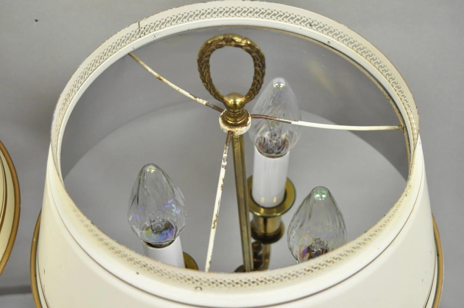 Lampada da tavolo a colonna in ottone con paralume in metallo, vintage French Country Tole, coppia di lampade a candelabro in vendita 7