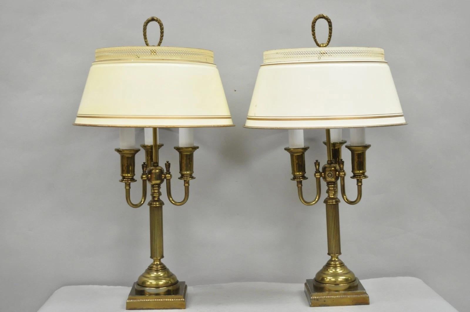 Lampada da tavolo a colonna in ottone con paralume in metallo, vintage French Country Tole, coppia di lampade a candelabro in vendita 9