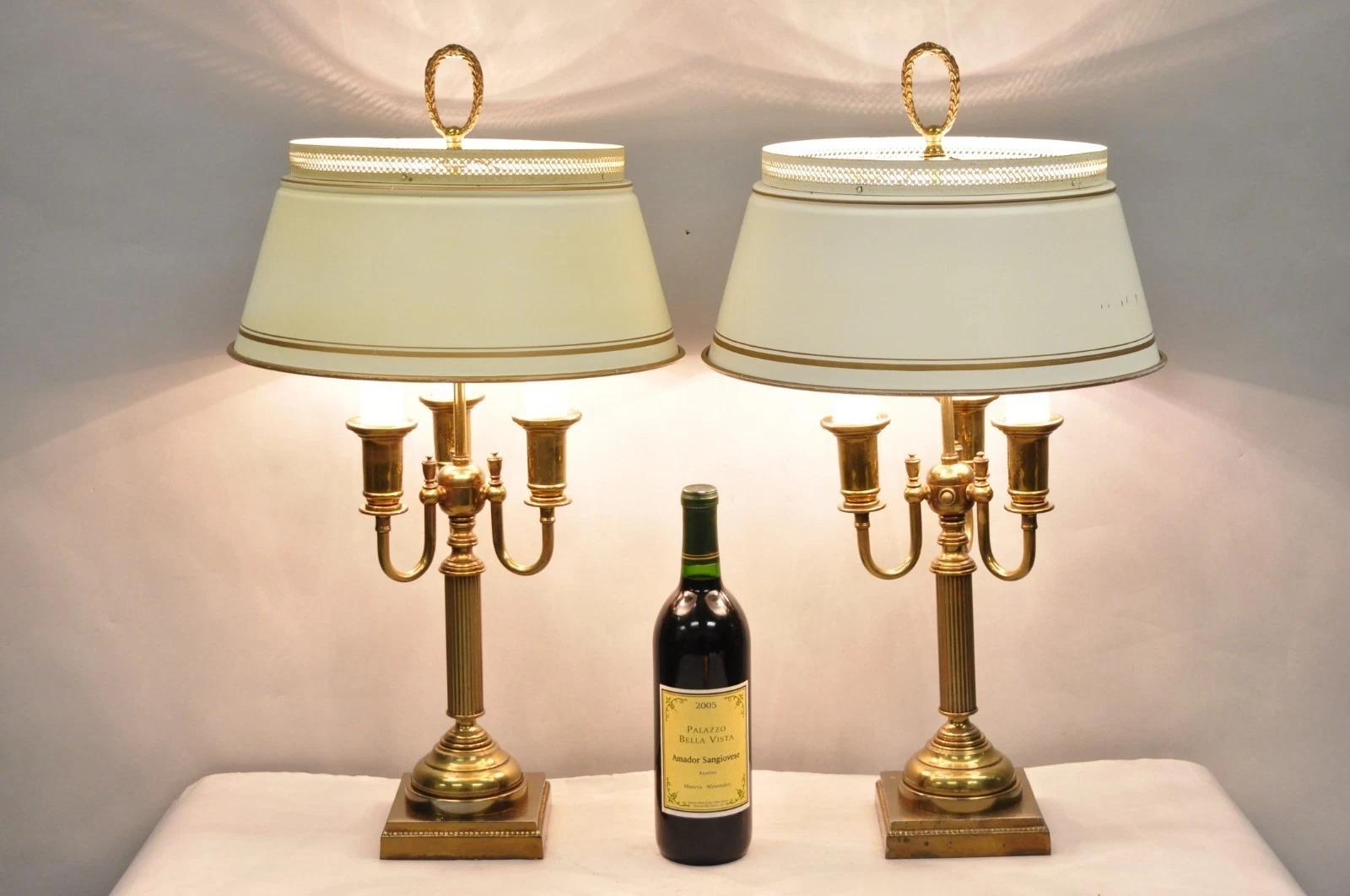 Lampade da tavolo a colonna in ottone con paralume in tiglio francese vintage - una coppia. Circa alla fine del XX secolo. Misure: 24,5