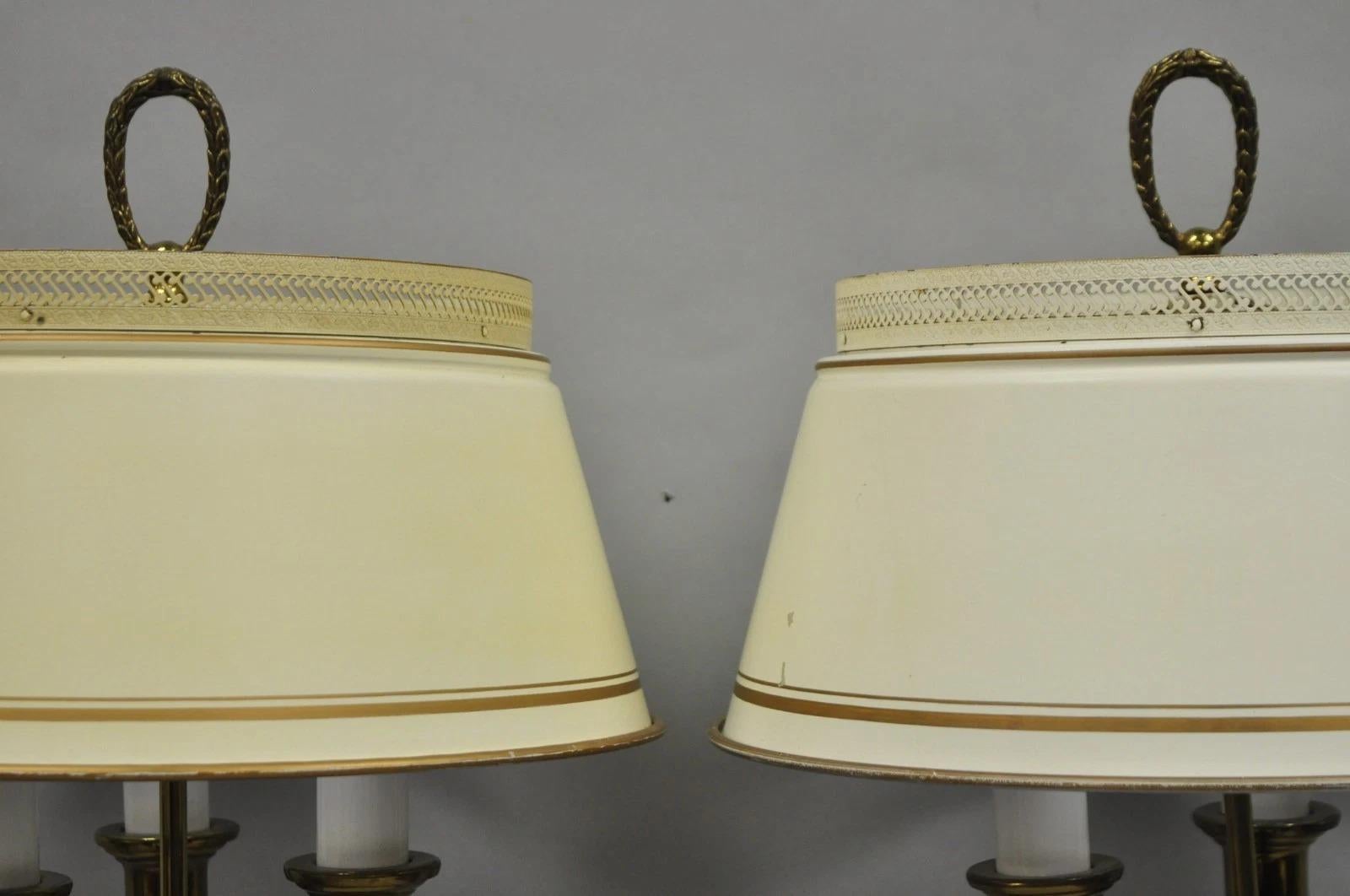 Lampada da tavolo a colonna in ottone con paralume in metallo, vintage French Country Tole, coppia di lampade a candelabro In condizioni buone in vendita a Philadelphia, PA