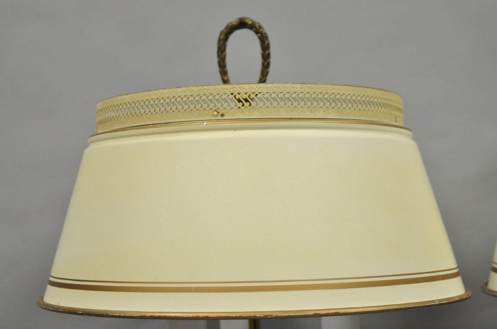 XX secolo Lampada da tavolo a colonna in ottone con paralume in metallo, vintage French Country Tole, coppia di lampade a candelabro in vendita