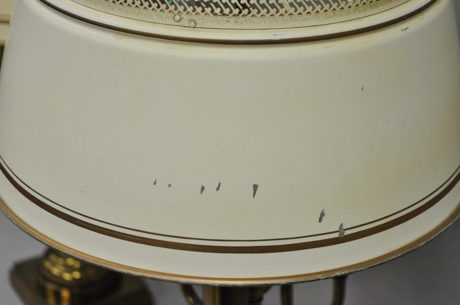 Lampada da tavolo a colonna in ottone con paralume in metallo, vintage French Country Tole, coppia di lampade a candelabro in vendita 1