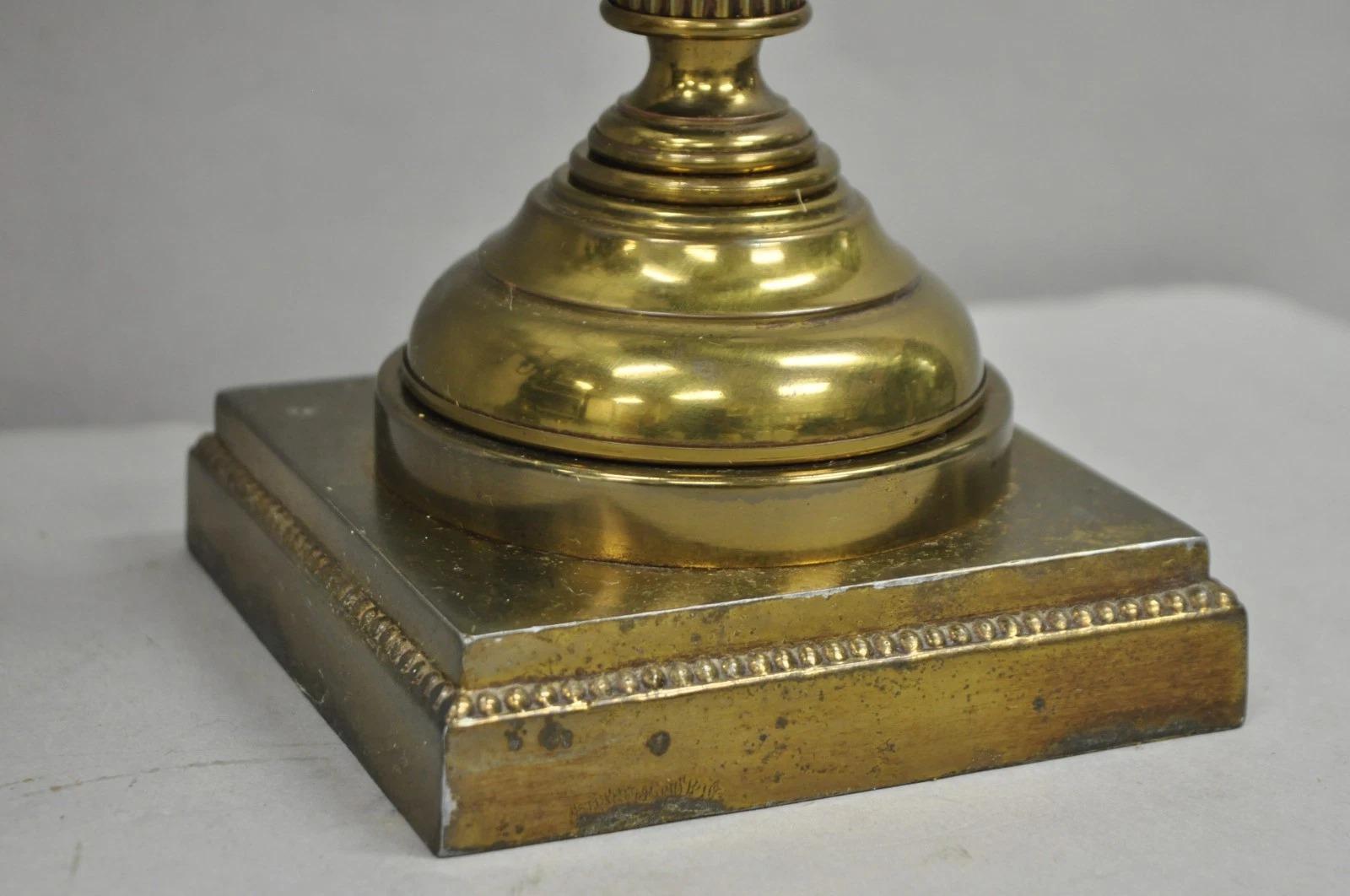 Lampada da tavolo a colonna in ottone con paralume in metallo, vintage French Country Tole, coppia di lampade a candelabro in vendita 2