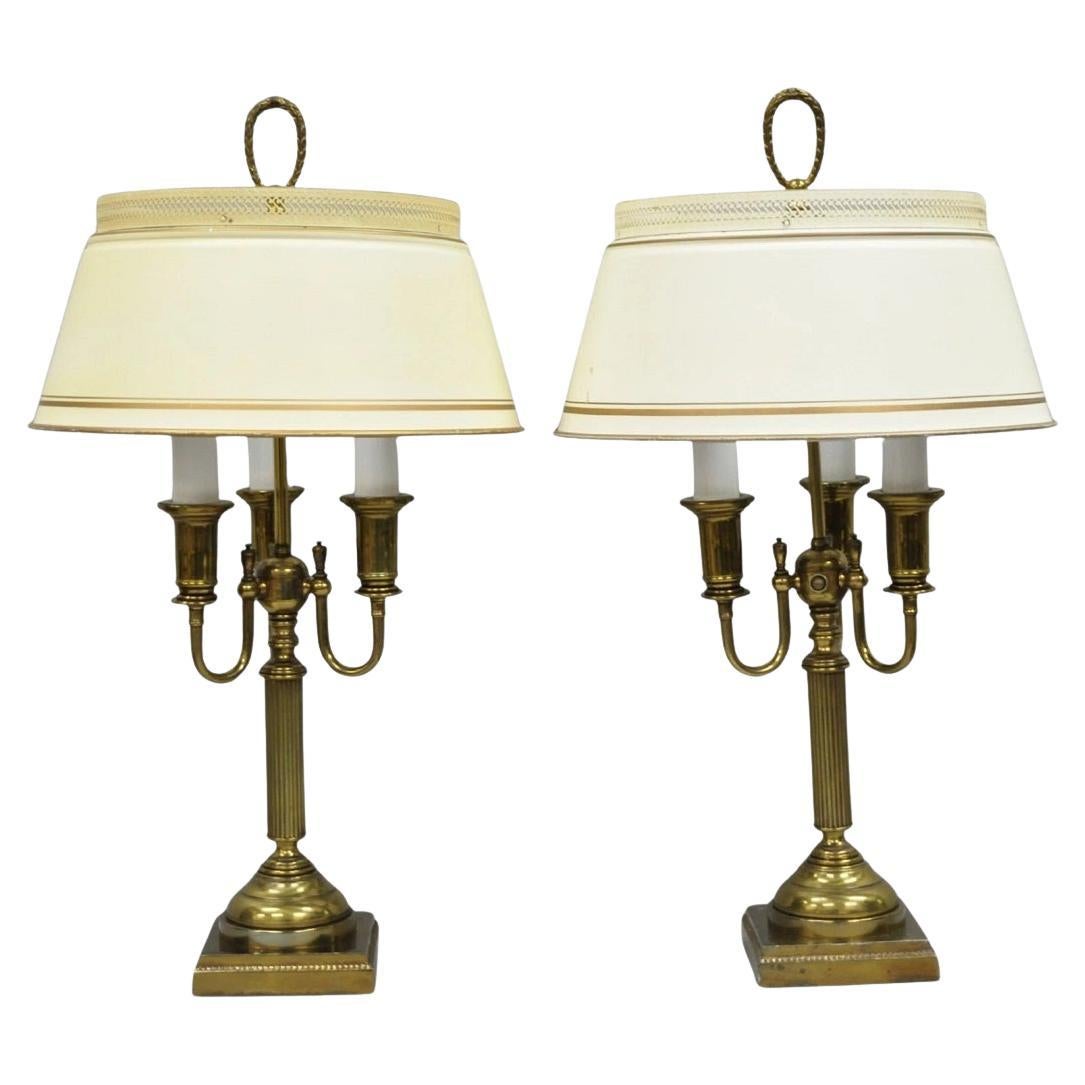 Lampada da tavolo a colonna in ottone con paralume in metallo, vintage French Country Tole, coppia di lampade a candelabro in vendita