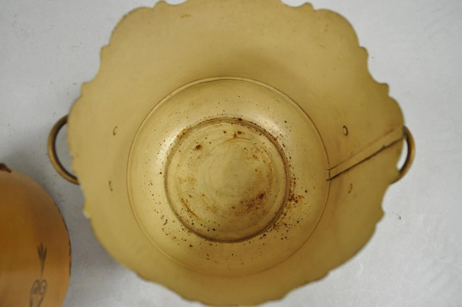 Vaso Cachepot d'epoca in metallo dipinto di giallo - una coppia in vendita 4
