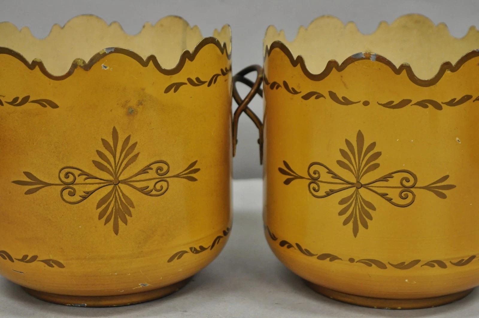 Vaso Cachepot d'epoca in metallo dipinto di giallo - una coppia in vendita 5