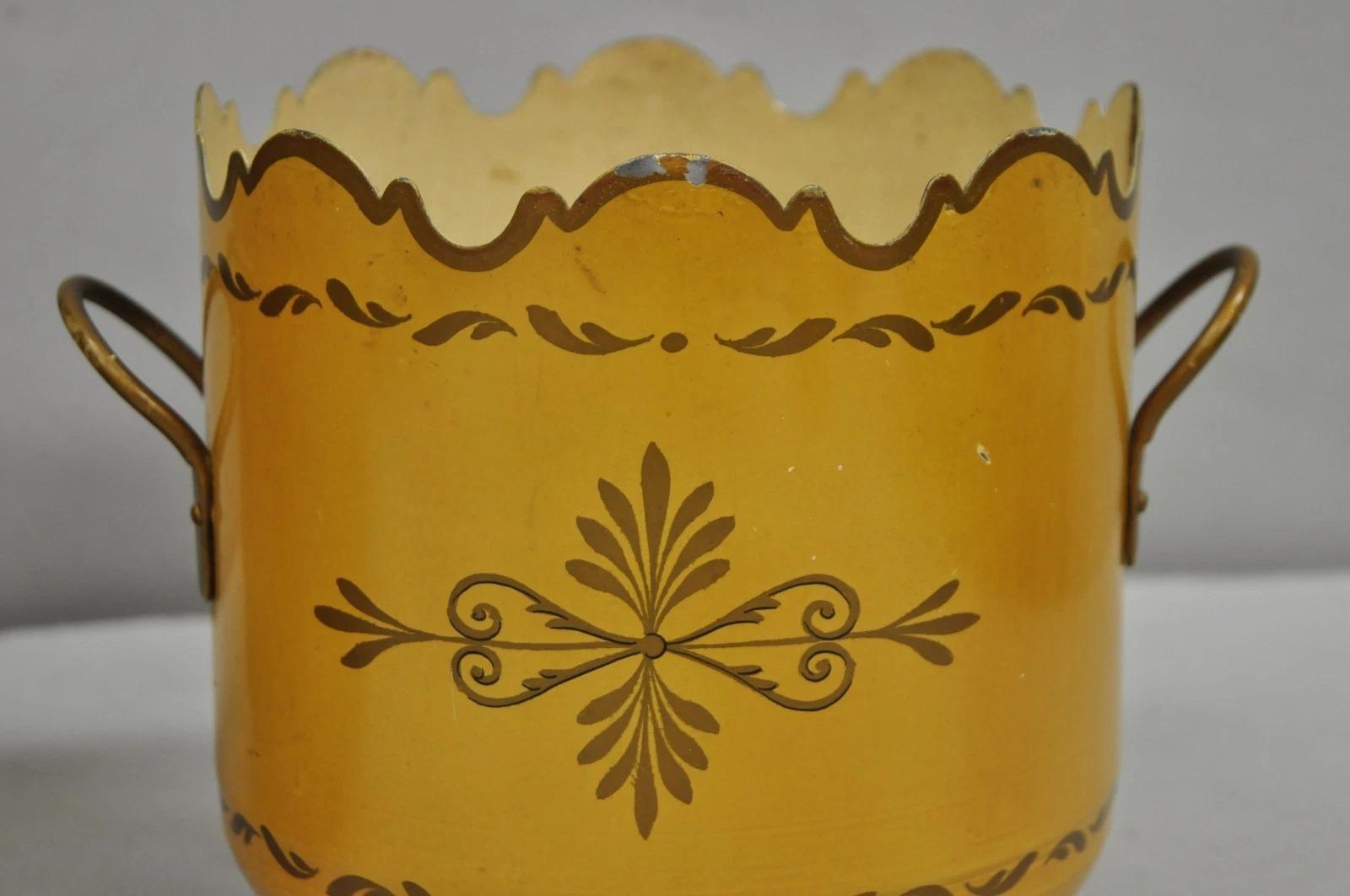 Vaso Cachepot d'epoca in metallo dipinto di giallo - una coppia in vendita 6