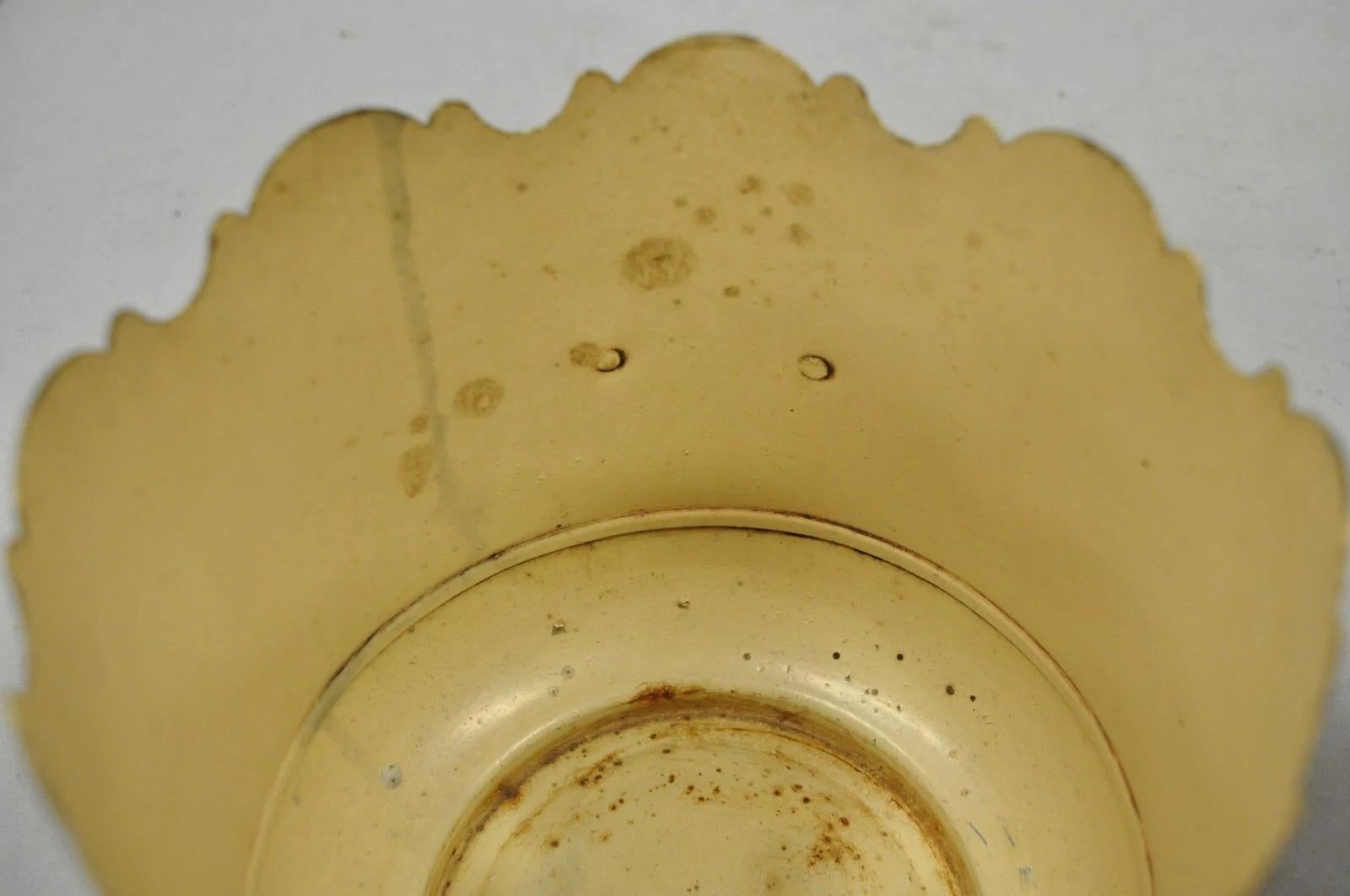 Vaso Cachepot d'epoca in metallo dipinto di giallo - una coppia in vendita 7