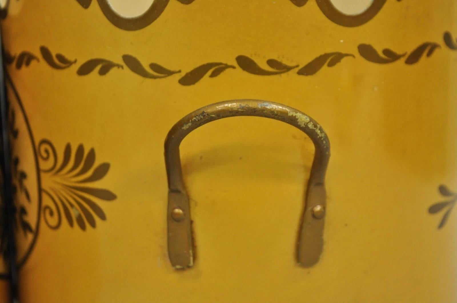 Vaso Cachepot d'epoca in metallo dipinto di giallo - una coppia in vendita 8