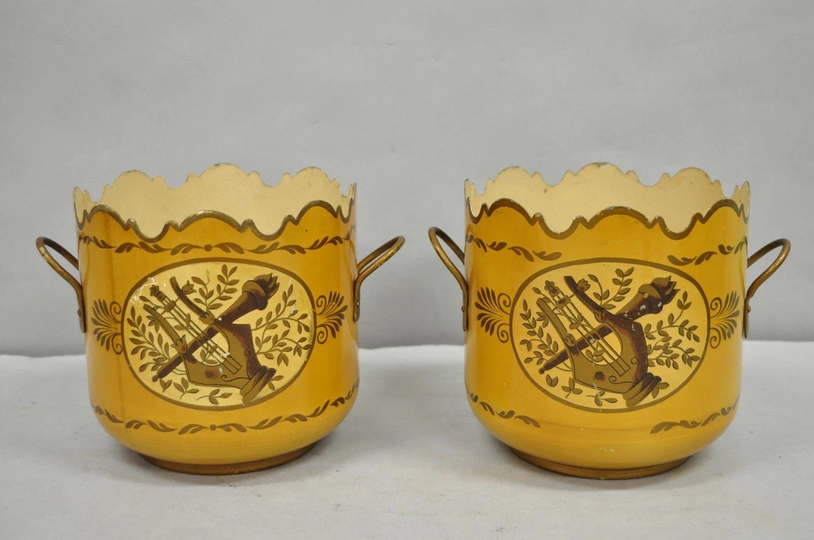 Vaso Cachepot d'epoca in metallo dipinto di giallo - una coppia in vendita 9