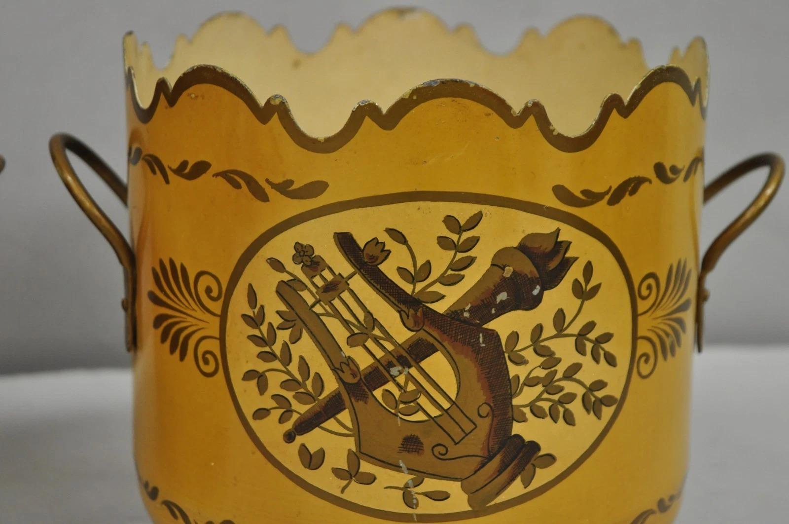 Altro Vaso Cachepot d'epoca in metallo dipinto di giallo - una coppia in vendita