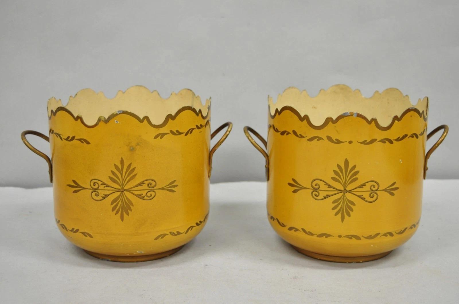 Metallo Vaso Cachepot d'epoca in metallo dipinto di giallo - una coppia in vendita