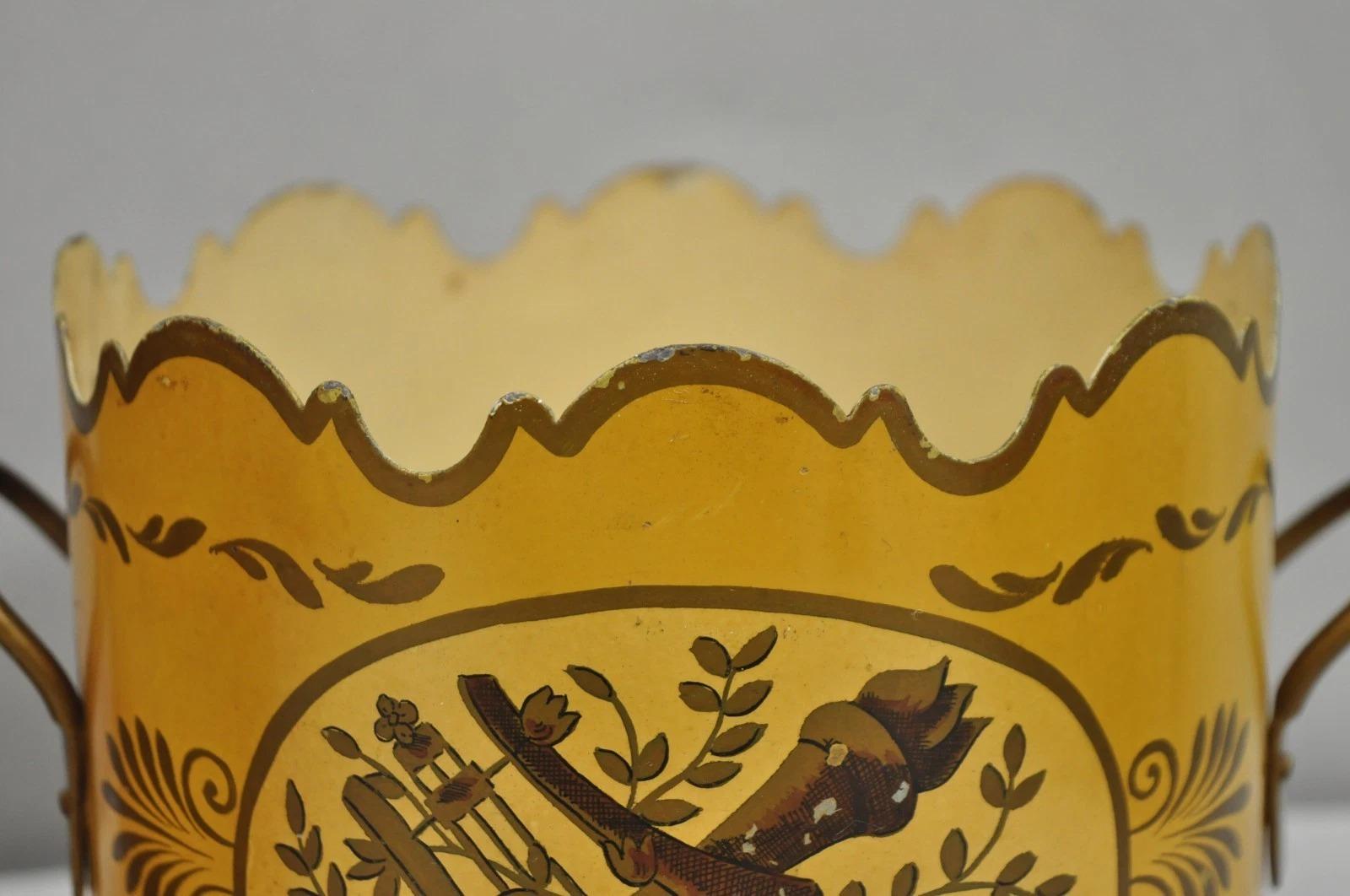 Vaso Cachepot d'epoca in metallo dipinto di giallo - una coppia in vendita 1