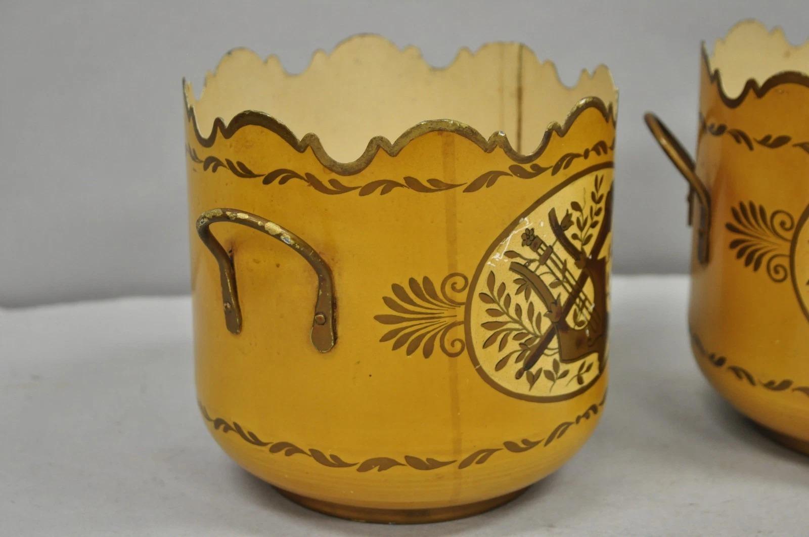 Vaso Cachepot d'epoca in metallo dipinto di giallo - una coppia in vendita 2