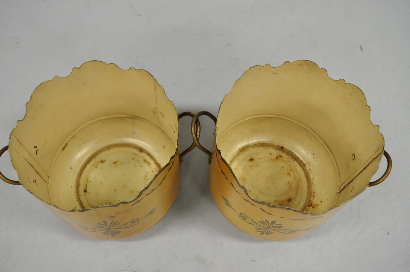 Vaso Cachepot d'epoca in metallo dipinto di giallo - una coppia in vendita 3
