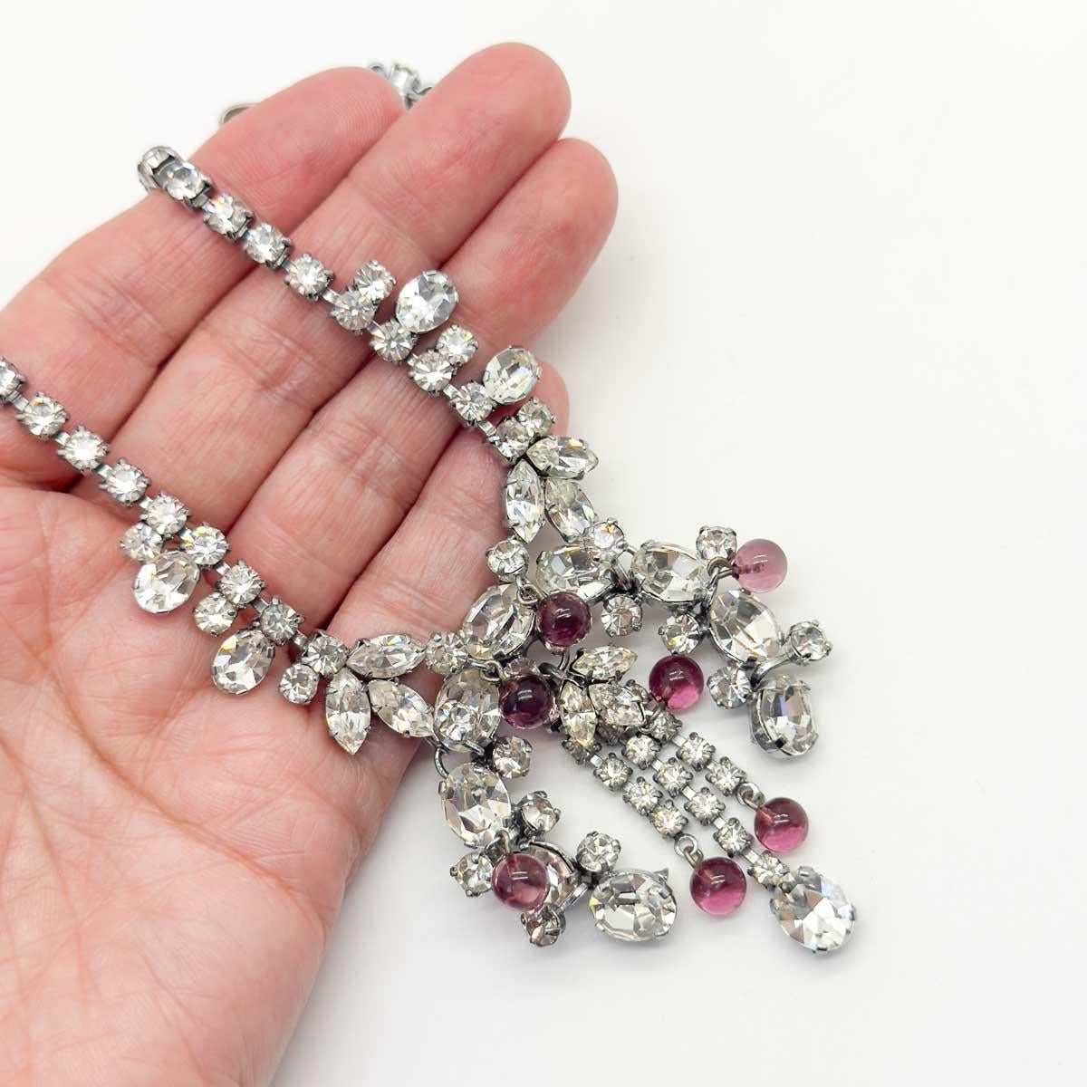 Una collana di gocce di cristallo d'epoca degli anni '50, attribuita al parurier Roger Jean-Pierre. I cristalli più divini, molti dei quali tagliati a navette, ovali e chaton, impreziosiscono un design a mezzaluna rifinito con gocce di vetro