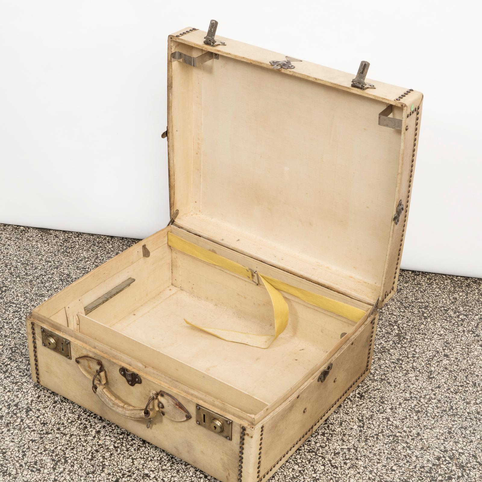Vintage Französisch Creme Leder oder Vellum Lavoët Würfel geformt Koffer oder Valise im Zustand „Gut“ im Angebot in AMSTERDAM, NH